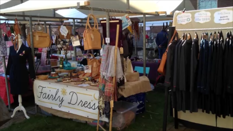 Gehele Fairly Dressy stand op Original Market
